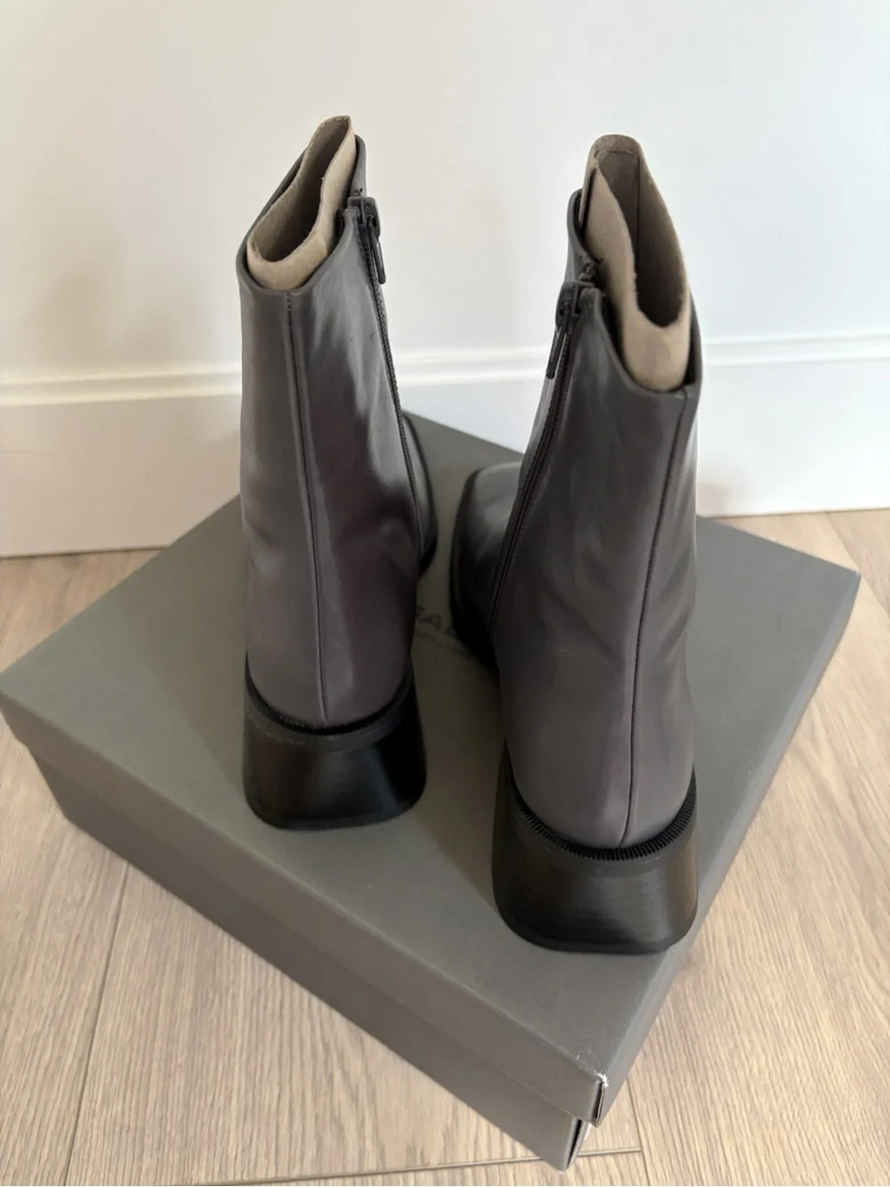 NWT Vagabond Gray Leather Ankle Zip Boots